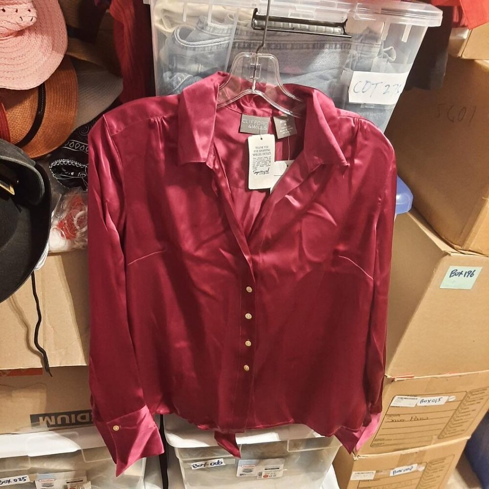 NEW TAG ! Clifford & Willis Women Button Down Shirt Silky Burgundy Size M